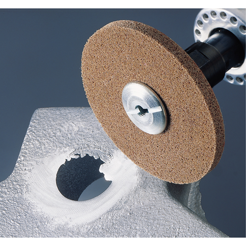 Meules homog&egrave;nes d'&eacute;barbage EXL Scotch-Brite, 3" x 1/4", Arbre de 3/16", Grain de 6S Trail Hammer and Bolt