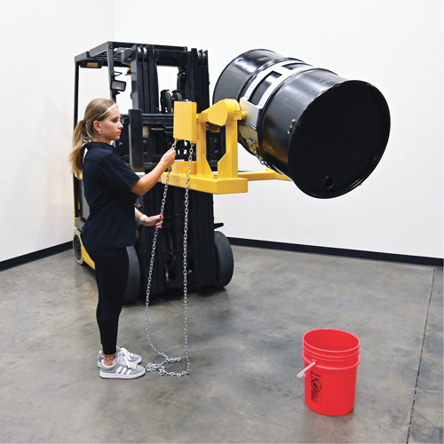 Porte-baril pour chariot &agrave; fourche, Pour 55 gal. US (45,8 gal imp&eacute;rial) Trail Hammer and Bolt