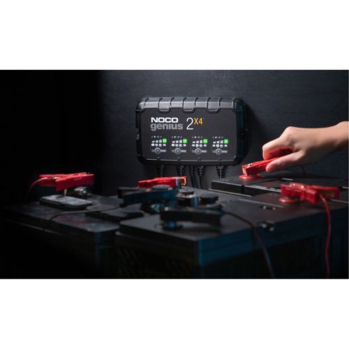 Chargeur de batterie 4 sorties de 8 A Genius 2X4 Trail Hammer and Bolt
