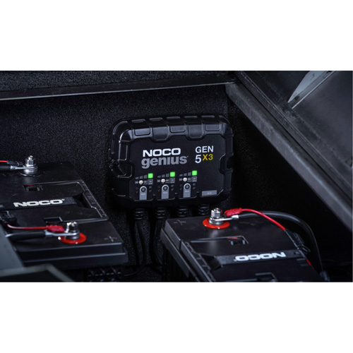 Chargeur de batterie embarqu&eacute; &agrave; 3 sorties de 15 amp&egrave;res Gen5X3 Genius Trail Hammer and Bolt