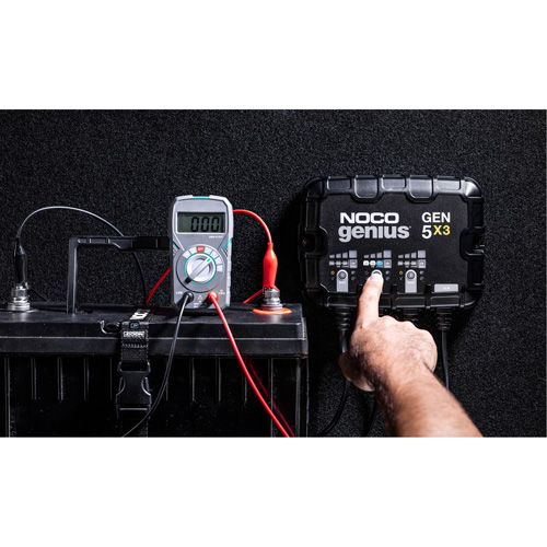 Chargeur de batterie embarqu&eacute; &agrave; 3 sorties de 15 amp&egrave;res Gen5X3 Genius Trail Hammer and Bolt