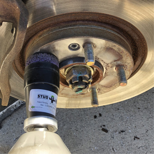Outil de nettoyage pour moyeux, goujons et roues &agrave; entraînement par chocs STUD KLEEN Trail Hammer and Bolt