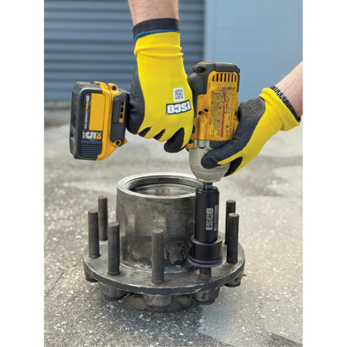 Syst&egrave;me de nettoyage tout-en-un robuste pour goujons et moyeux commerciaux Trail Hammer and Bolt