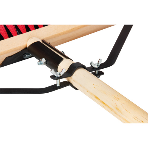 Balai-brosse &agrave; manche renforc&eacute;, 18", Moyen, Soies PVC Trail Hammer and Bolt