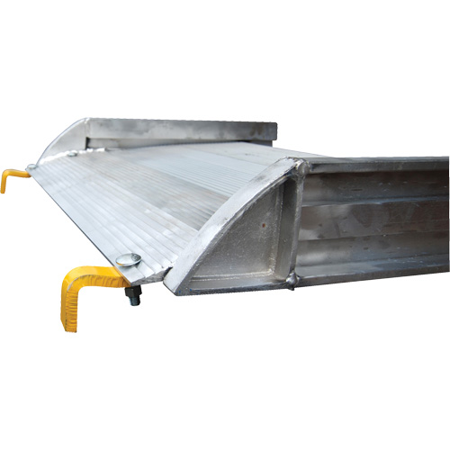 Rampe de promenade en aluminium, Capacit&eacute; de 1000 lb, 38" la x 193-1/8" lo Trail Hammer and Bolt