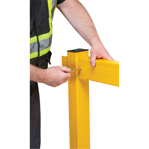 Poteau de coin pour garde-corps l&eacute;gers, Acier, 42" h, Jaune s&eacute;curit&eacute; OSHA Trail Hammer and Bolt