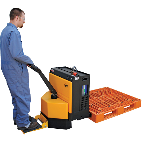 Transpalette &eacute;lectrique motoris&eacute; a/plateforme &agrave; conducteur debout, Capacit&eacute; 4500 lb, 48" lo x 30,25" la Trail Hammer and Bolt