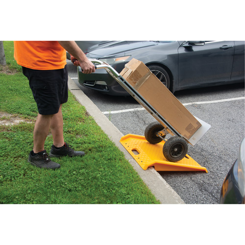Rampe de trottoir portable en poly pour diable, Capacit&eacute; de 1000 lb, 27" la x 27" lo Trail Hammer and Bolt
