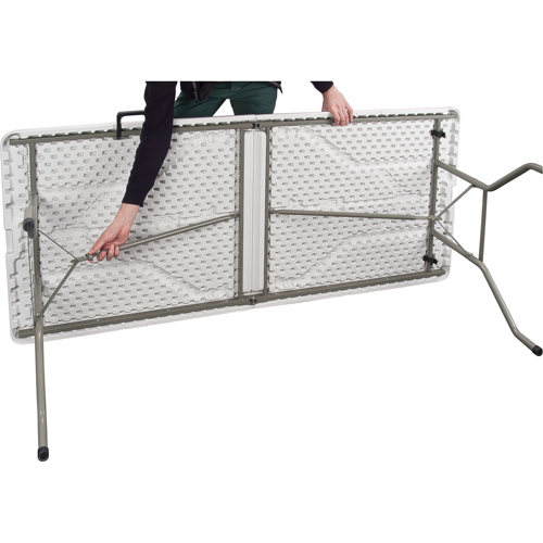 Table se pliant en deux, Rectangulaire, 72" l x 30" la, Poly&eacute;thyl&egrave;ne, Blanc Trail Hammer and Bolt