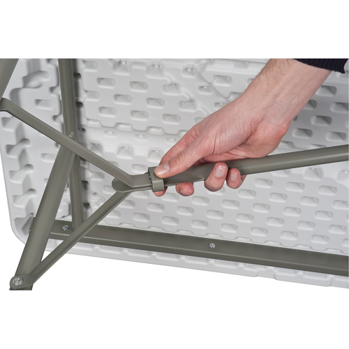 Table se pliant en deux, Rectangulaire, 72" l x 30" la, Poly&eacute;thyl&egrave;ne, Blanc Trail Hammer and Bolt