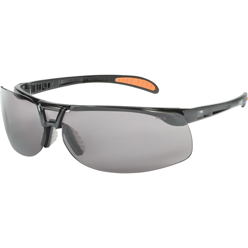 Lunettes de s&eacute;curit&eacute; Uvex Prot&eacute;g&eacute; Ultra-Dura, Lentille Grise/fum&eacute;e, Antibu&eacute;e/Anti-&eacute;gratignures, ANSI Z87+/R&eacute;pond ou surpasse la norme CSA Z94.3 Trail Hammer and Bolt