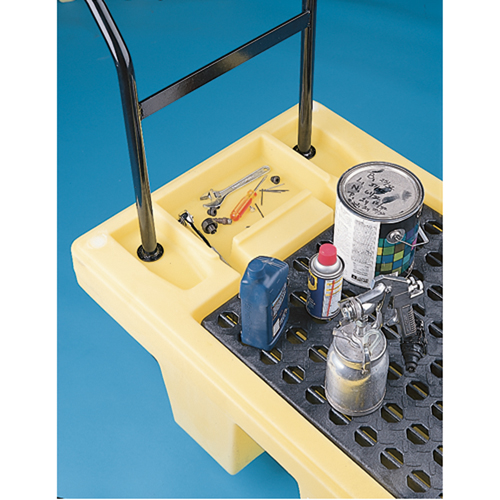 Chariots Poly-Spillcart, 66,5" lo x 29" la x 43,9" h, Cap. de d&eacute;versement 57 gal. US Trail Hammer and Bolt