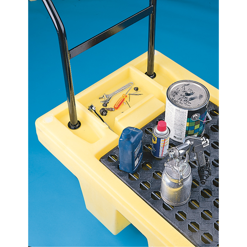 Chariots Poly-Spillcart, 66,5" lo x 29" la x 43,9" h, Cap. de d&eacute;versement 57 gal. US Trail Hammer and Bolt