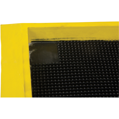 Foot Sanitizing Matting, Rubber, 2-2/3' W x 3-1/4' L x 2-1/2" Thick, Yellow Trail Hammer and Bolt