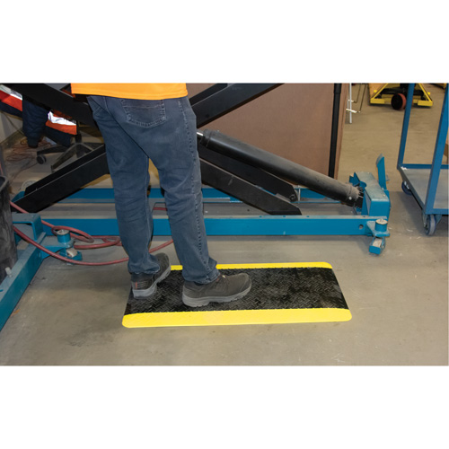 Tapis antifatigue, Losange, 1-2/3' x 3-1/4' x 3/4", Noir/Jaune, Polyur&eacute;thane Trail Hammer and Bolt