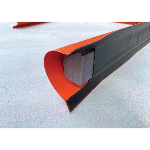 Ultra-Berm Builder Plus avec bandes de montage et ancrages Trail Hammer and Bolt