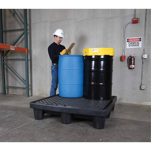 Ultra-Spill Pallet mod&egrave;le &eacute;conomique, 4 barils, Capacit&eacute; de d&eacute;versement 66 gal. US, 53" x 53" x 11,8" Trail Hammer and Bolt