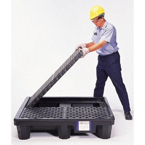 Ultra-Spill Pallet mod&egrave;le &eacute;conomique, 4 barils, Capacit&eacute; de d&eacute;versement 66 gal. US, 53" x 53" x 11,8" Trail Hammer and Bolt