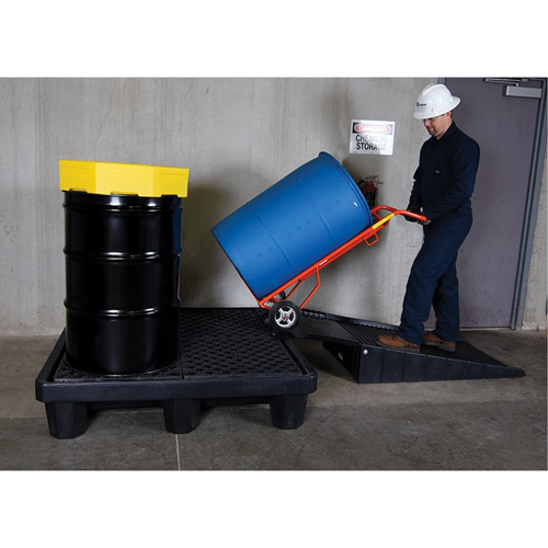 Ultra-Spill Pallet mod&egrave;le &eacute;conomique, 4 barils, Capacit&eacute; de d&eacute;versement 66 gal. US, 53" x 53" x 11,8" Trail Hammer and Bolt