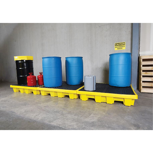 Ultra-Spill Pallet emboitable, 4 barils, Capacit&eacute; de d&eacute;versement 66 gal. US, 51" x 51" x 10" Trail Hammer and Bolt