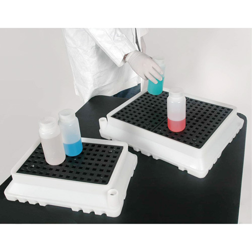 P2 Ultra-Spill Tray, 17" lo x 12" la x 4" h, Cap. de d&eacute;versement 1,8 gal. US Trail Hammer and Bolt