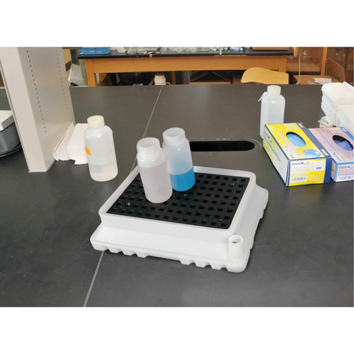 P2 Ultra-Spill Tray, 17" lo x 12" la x 4" h, Cap. de d&eacute;versement 1,8 gal. US Trail Hammer and Bolt
