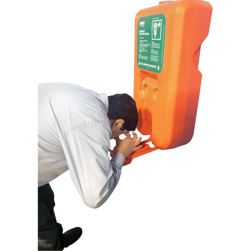 Poste de douche oculaire portable autonome, Aliment&eacute; par gravit&eacute;, Capacit&eacute; 10 gal., Conformit&eacute; ANSI Z358.1 Trail Hammer and Bolt