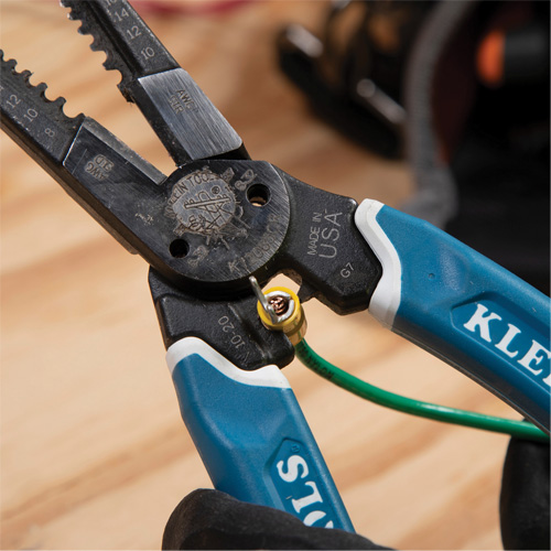 Outil polyvalent Klein-Kurve pour d&eacute;nuder, couper et sertir les fils, 8-1/4" lo, 8 - 20 AWG Trail Hammer and Bolt