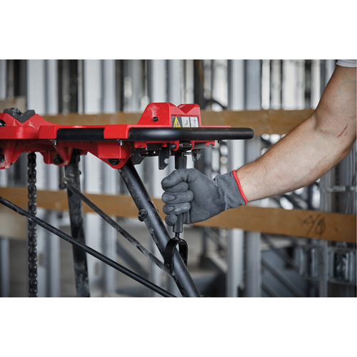 Tr&eacute;pied de nivellement de 6" avec &eacute;tau &agrave; chaîne Trail Hammer and Bolt