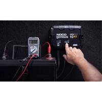 Chargeur de batterie embarqu&eacute; &agrave; 2 sorties de 20 amp&egrave;res GenPro10X2 Genius Trail Hammer and Bolt