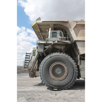 Protecteur de c&acirc;ble &agrave; traverse extr&ecirc;me Yellow Jacket, 2 canaux, 35,75" lo x 42,125" la x 5,125" h Trail Hammer and Bolt