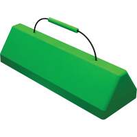 Cale de roue pour avion Checkers Safety SafeRay avec poign&eacute;e &agrave; c&acirc;ble, Ur&eacute;thane, Vert fluorescent, 24" la x 8" p x 6" h Trail Hammer and Bolt