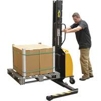 Gerbeur motoris&eacute; avec m&acirc;t &eacute;troit, Fonctionnement &eacute;lectrique, Capacit&eacute; 1000 lb, Lev&eacute;e max 63" Trail Hammer and Bolt