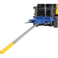 P&ocirc;le de transport de tapis pour chariot &eacute;l&eacute;vateur, 108-1/2" longueur, Install&eacute; sur fourche, Capacit&eacute; de 2500 lb Trail Hammer and Bolt