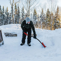 Pelle &agrave; neige Yukon, Lame Polypropyl&egrave;ne, Largueur 18", Manche Prise en D ergonomique Trail Hammer and Bolt