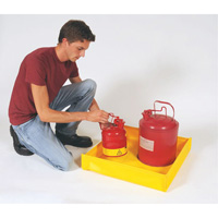 Flexible Ultra-Utility Tray, 12" lo x 12" la x 4,8" h, Cap. de d&eacute;versement 1,5 gal. US Trail Hammer and Bolt
