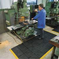Tapis antifatigue &agrave; imbrication Cushion-Ease 550, &agrave; fentes, 3' x 3' x 3/4", Noir, Caoutchouc Trail Hammer and Bolt