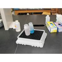P4 Ultra-Spill Tray, 17" lo x 21" la x 4" h, Cap. de d&eacute;versement 2,9 gal. US Trail Hammer and Bolt