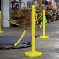 Bicolour Plastic Barrier Chain, Green/White, 2" Link, 500' Length Trail Hammer and Bolt