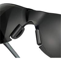 Lunettes de s&eacute;curit&eacute; Adapt Lite, Lentille Fum&eacute;e, Antibu&eacute;e/Anti-&eacute;gratignures, ANSI Z87+/R&eacute;pond ou surpasse la norme CSA Z94.3 Trail Hammer and Bolt