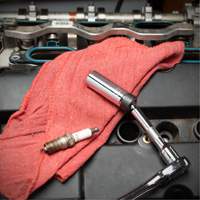Douille magn&eacute;tique pivotante &agrave; six pans pour bougie d'allumage  Trail Hammer and Bolt