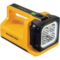 Lampe de poche lanterne haute performance 9050, DEL, 3369 lumens, 2,75 hres de fonctionnement, piles Rechargeable/AA, Compris Trail Hammer and Bolt